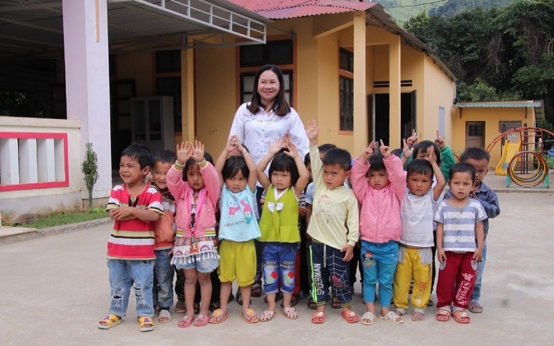 Cô Hồ Thị Trung hàng ngày chăm sóc trẻ tại chính ngôi trường được xây dựng trên phần đất mà gia đình mình đã hiến tặng. 