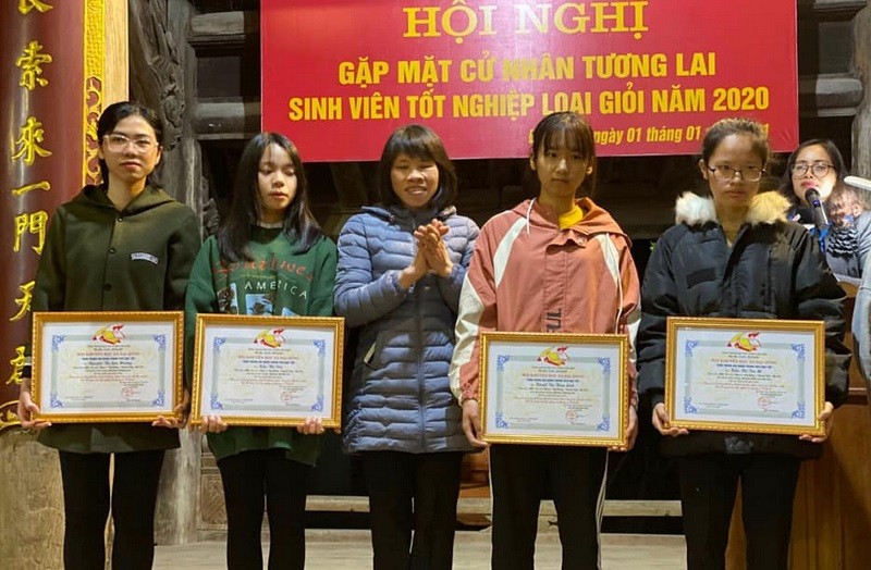 Hội Khuyến học xã Đại Đồng (huyện Thạch Thất, Hà Nội) khen thưởng các sinh viên tốt nghiệp.
