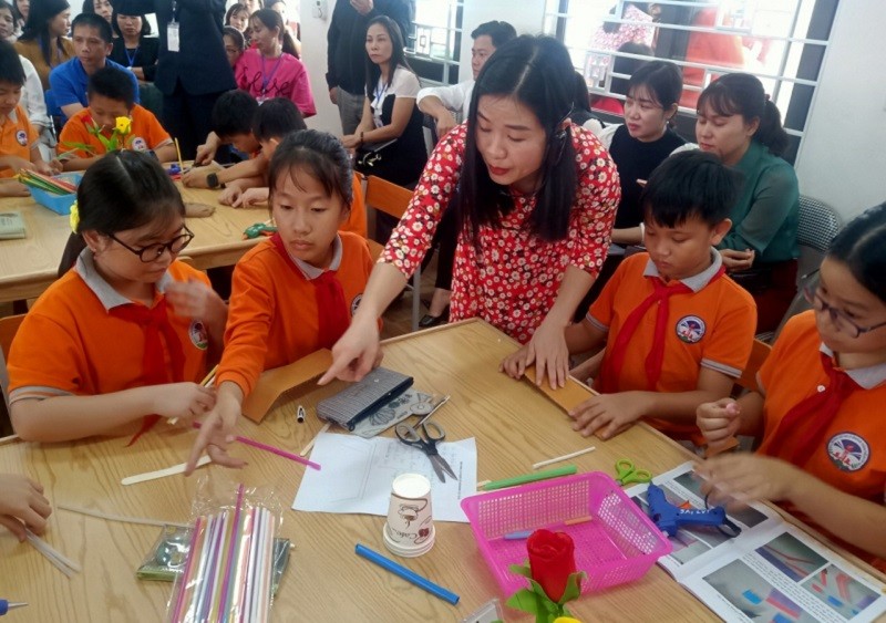 Cô Đoàn Thị Luyên – giáo viên Trường Tiểu học Lê Văn Tám (TP Lào Cai) trong giờ dạy chuyên đề STEM cấp thành phố thời điểm dịch Covid-19 chưa bùng phát. Ảnh: NVCC.