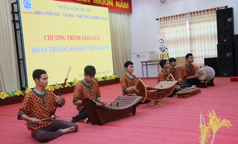 Sinh viên Trường ĐH Trà Vinh biểu diễn nhạc cụ truyền thống Khmer Nam Bộ.