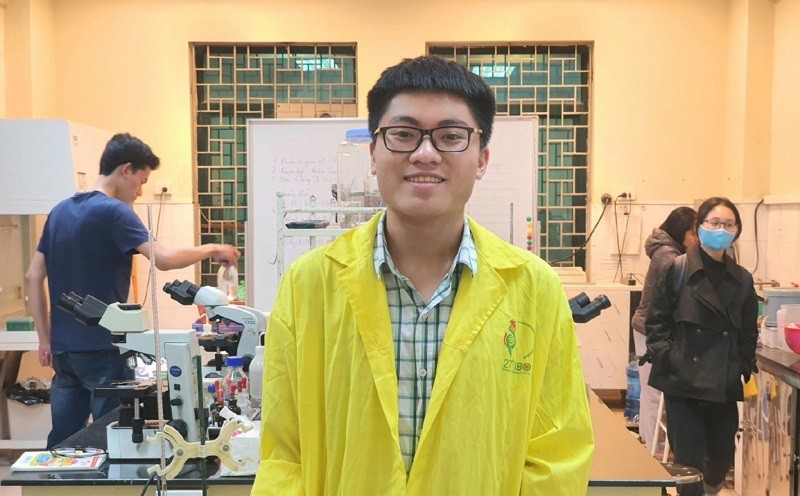 Em Đặng Lê Minh Khang tại Phòng thí nghiệm Sinh học. 