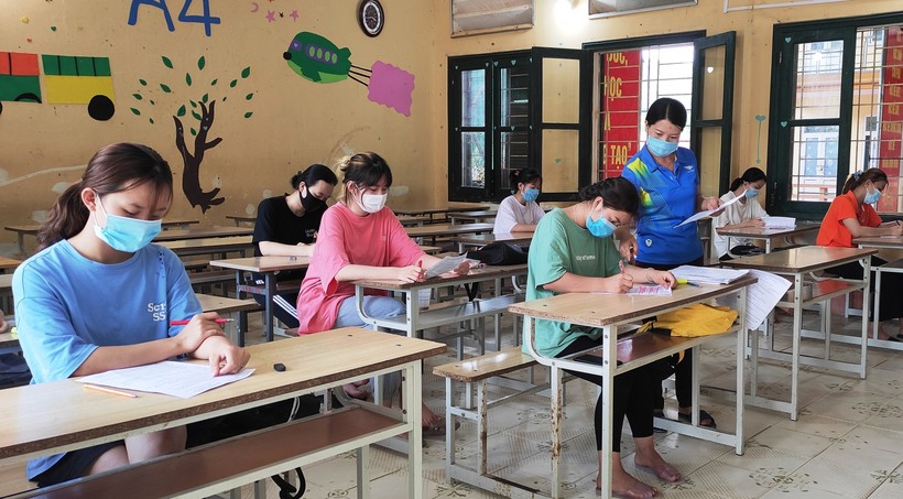Học sinh lớp 12 Trường THPT Quan Sơn (Thanh Hóa) ôn luyện môn Lịch sử tại trường.
