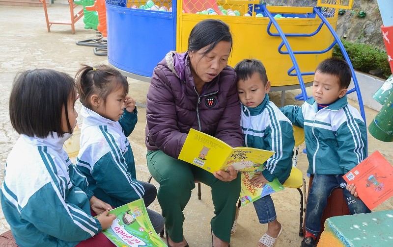 Mặc dù là Phó Hiệu trưởng, song cô giáo Giàng Thị Vang luôn gần gũi, thân thiết với những học trò nhỏ của mình.