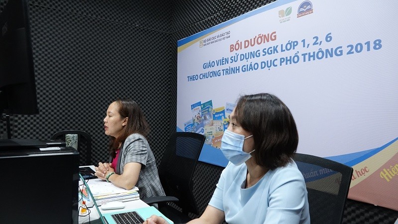 Các báo cáo viên NXBGD Việt Nam bồi dưỡng sử dụng SGK cho GV các địa phương từ các điểm cầu. Ảnh: NXB cung cấp 