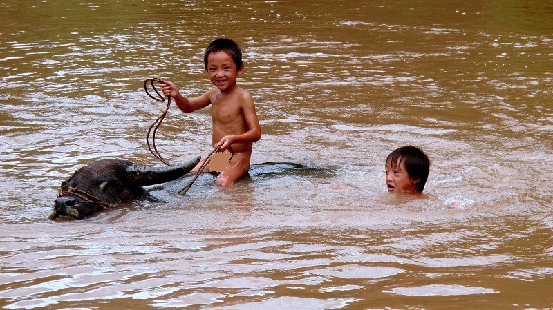 Trẻ em vô tư tắm, vui đùa tại sông suối, tiềm ẩn nguy cơ đuối nước cao.