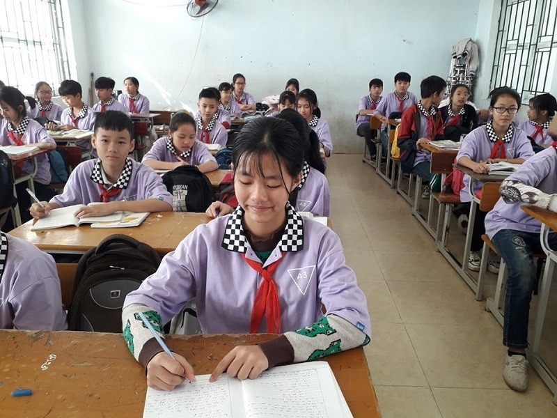 Nguyễn Thị Thúy Hà chăm chú ghi bài trong giờ học Ngữ văn.
