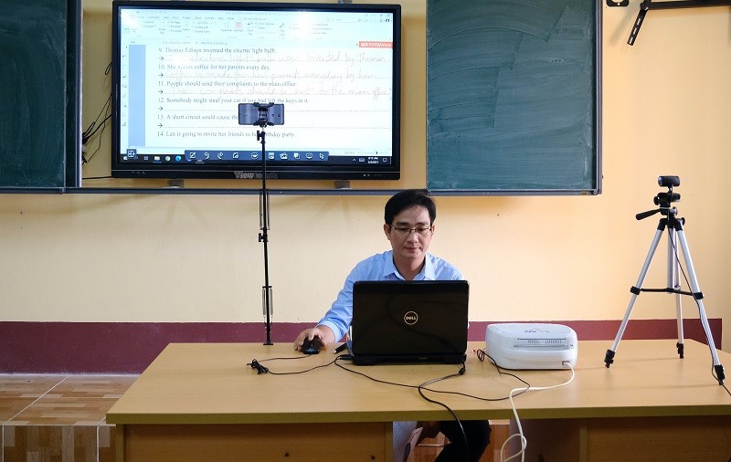 Giáo viên Trường THPT Châu Văn Liêm trong giờ dạy trực tuyến.