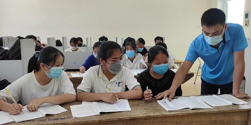 Giáo viên ngoại ngữ đang ôn tập cho học sinh Trường THCS Tân Phúc (Lang Chánh, Thanh Hóa). 