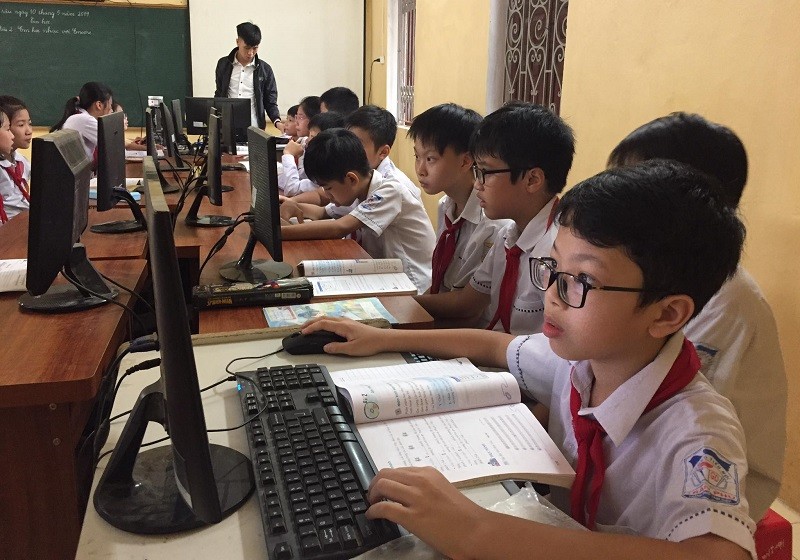 Học sinh Trường Tiểu học Trần Phú (Tam Điệp – Ninh Bình) trong giờ Tin học. Ảnh: TG
