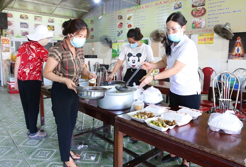 Các cô giáo cặm cụi chuẩn bị những bữa cơm ngon tại điểm cách ly Trường MN Việt Xuyên.
