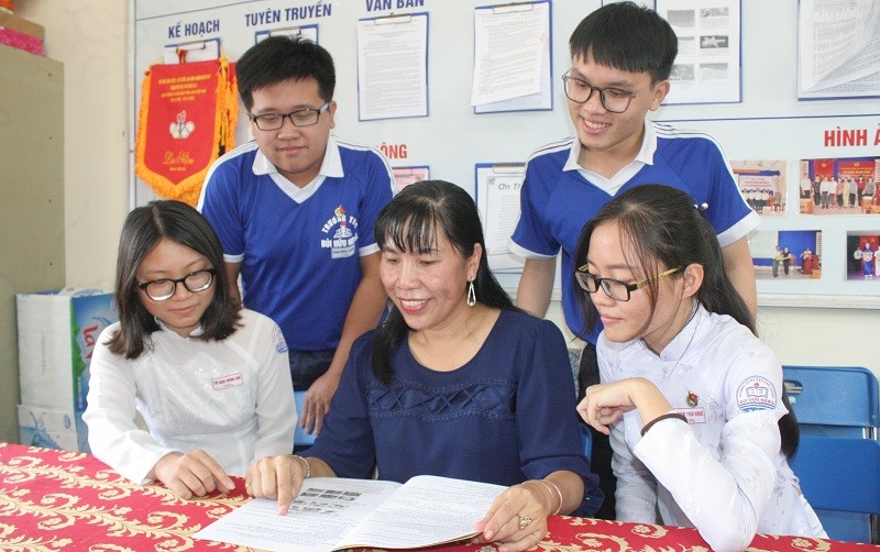 Cô Đinh Kim Oanh - Tổ trưởng Tổ Ngoại ngữ, Trường THPT Bùi Hữu Nghĩa, quận Bình Thủy (TP Cần Thơ) cùng học trò. Ảnh: NVCC