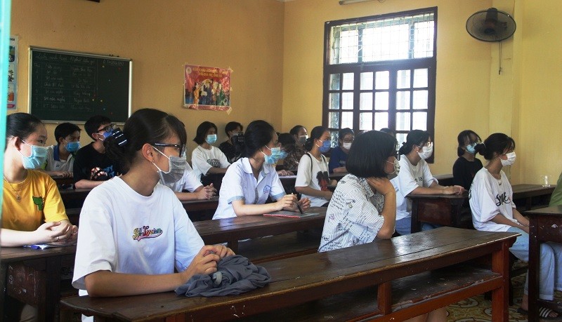 Thí sinh dự thi lớp 10 tại Trường THPT Hàm Rồng (TP Thanh Hóa).