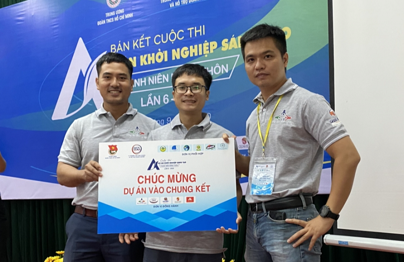 Nhóm bạn trẻ Nguyễn Đình Tuấn với mô hình nuôi tôm áp sát thành phố lọt vào chung kết dự án khởi nghiệp. Ảnh: NVCC