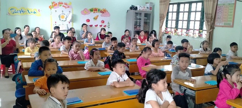 Phụ huynh vào lớp học cùng con để hiểu biết và phối hợp hiệu quả tại nhà ở Trường Tiểu học Pom Hán (TP Lào Cai). Ảnh: Đức Trí