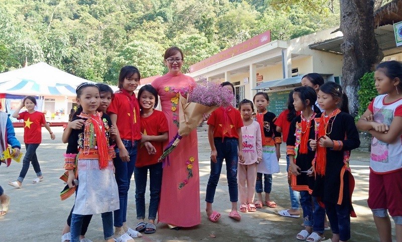 Học sinh tặng hoa cô Hằng nhân dịp kỷ niệm Ngày Nhà giáo Việt Nam 20/11.