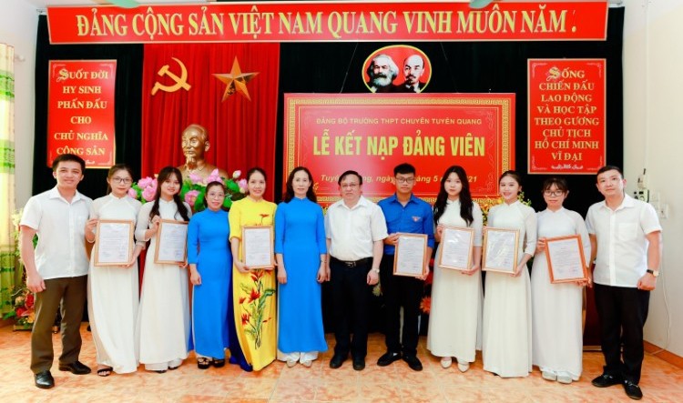 Lễ kết nạp đảng viên tại Trường THPT chuyên Tuyên Quang.
