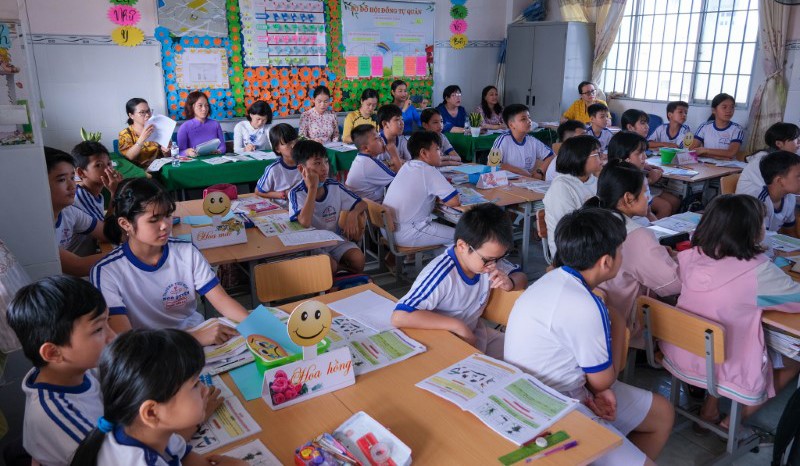 Giáo viên trường THCS đến dự giờ lớp tiểu học ở TP Cần Thơ để tham khảo chương trình mới.
