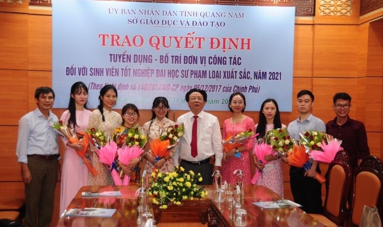 Ông Hà Thanh Quốc – Giám đốc Sở GD&ĐT Quảng Nam trao quyết định bổ nhiệm cho 8 GV trúng tuyển theo diện thu hút SV xuất sắc. 