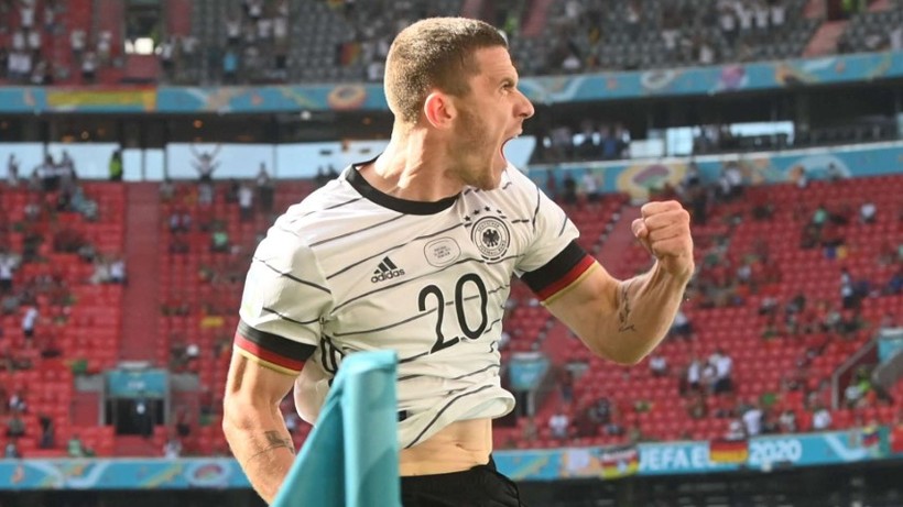Hậu vệ đội tuyển Đức ăn mừng bàn thắng trong trận Đức thắng Bồ Đào Nha 4-2.