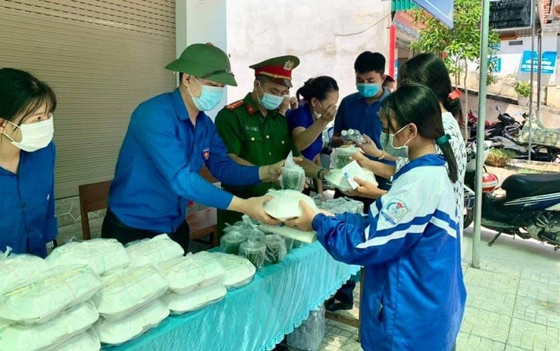 Đoàn Thanh niên huyện Tương Dương phối hợp với nhiều đơn vị, huy động nguồn kinh phí nấu cơm, tặng nước uống miễn phí tới thí sinh tham gia các kỳ thi. Ảnh: NVCC