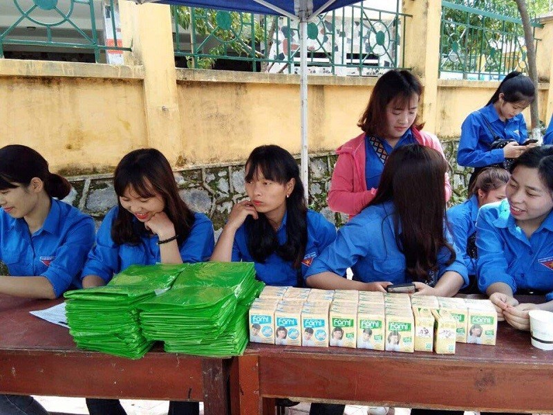 Đoàn Thanh niên hỗ trợ miễn phí HS nước uống, áo mưa… tại điểm thi Trường THPT số 1 Bắc Hà. Ảnh: NTCC