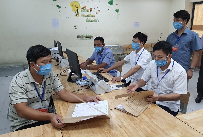 Kiểm tra khâu chấm thi trắc nghiệm tại Hội đồng thi tốt nghiệp THPT 2020 tỉnh Hà Nam. Ảnh: TG