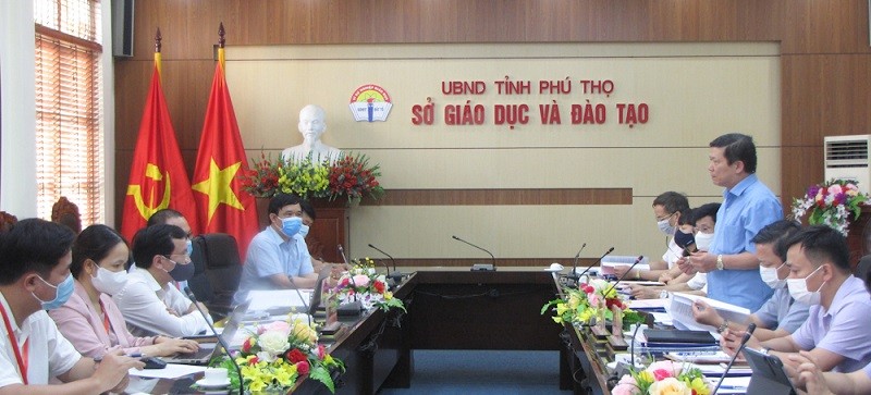 Giám đốc Sở GD&ĐT Phú Thọ Nguyễn Văn Mạnh báo cáo công tác chuẩn bị Kỳ thi tốt nghiệp THPT năm 2021 với Đoàn công tác của Bộ GD&ĐT.