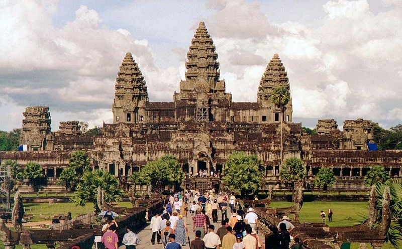 Ngôi đền Angkor Wat là quần thể đền tại vương quốc Campuchia. 