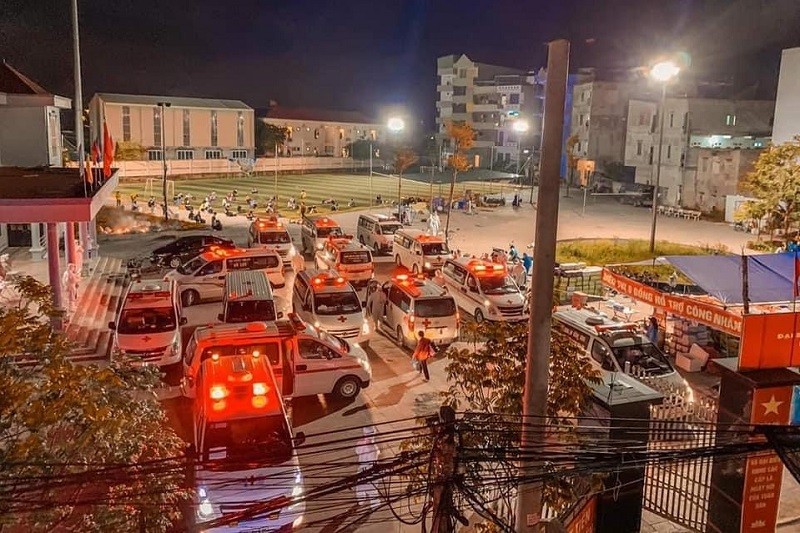 Đoàn xe cứu thương đón các bệnh nhân F0 tại Núi Hiểu đêm 27/5/2021.