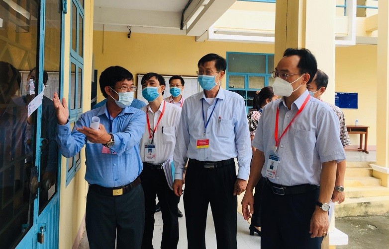 Thứ trưởng Hoàng Minh Sơn (ngoài cùng bên phải) kiểm tra thực tế tại điểm thi.