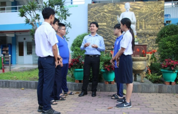 Thầy Huỳnh Thanh Phú - Hiệu trưởng Trường THPT Nguyễn Du (Quận 10, TPHCM) thường xuyên gặp gỡ, trao đổi với HS. Ảnh minh họa: IT 