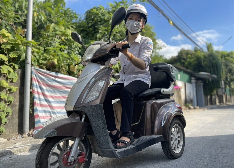 Phương tiện đến trường của Linh là chiếc xe máy điện 3 bánh.