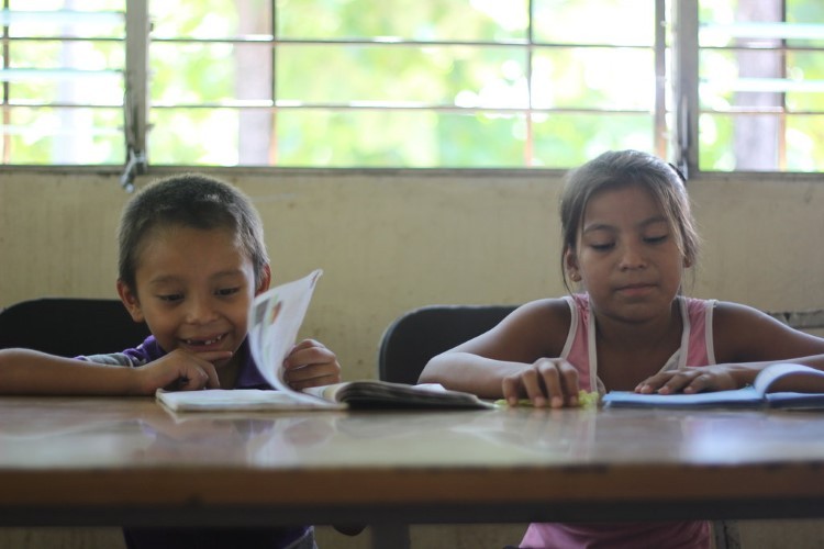 Học sinh vùng nông thôn ở El Salvador không có điều kiện tiếp cận dịch vụ Internet để học trực tuyến.