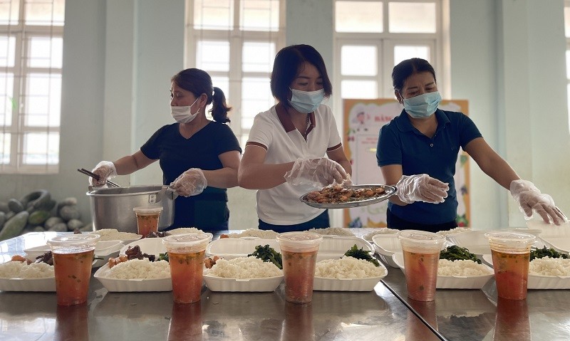 Trong hơn 1 tháng, cô Hải đã cùng các giáo viên nấu hơn 5.000 suất ăn cho khu cách ly.