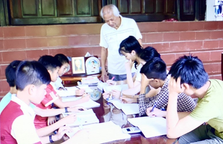 Trong 18 năm, cụ Nhượng đã dạy học cho gần 40 học sinh trong và ngoài tỉnh.