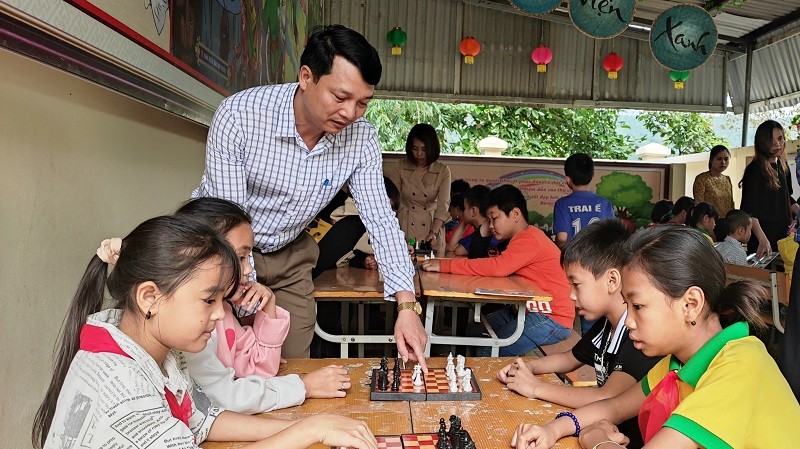 Thầy và trò của Trường Tiểu học Thanh Xuân (Quan Hóa, Thanh Hóa) trong giờ sinh hoạt tại thư viện xanh.