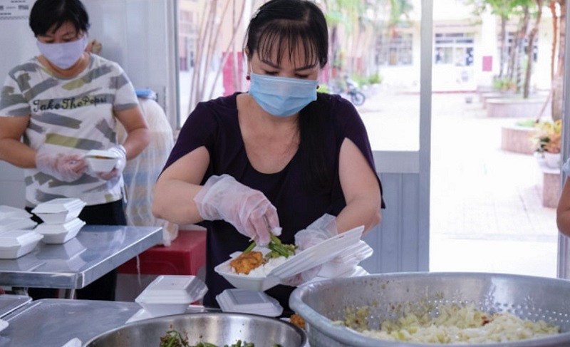 Giáo viên Trường TH Ngô Quyền, quận Ninh Kiều (TP Cần Thơ) chuẩn bị các suất ăn tặng cho người dân khó khăn.