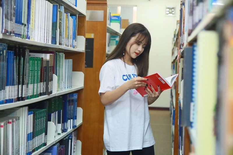 Sinh viên IU chọn sách tại thư viện trong thời gian chưa giãn cách xã hội.
