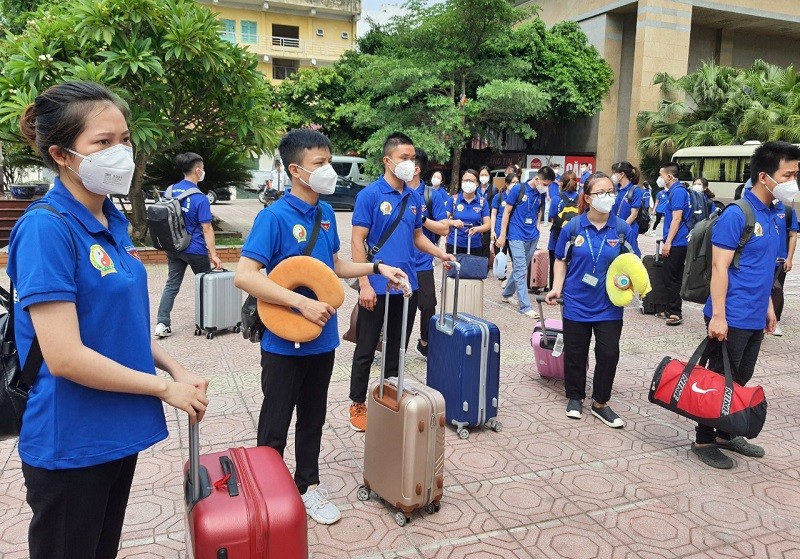 Sinh viên Học viện Y Dược học cổ truyền Việt Nam lên đường hỗ trợ TP Hồ Chí Minh dập dịch. Ảnh: TG