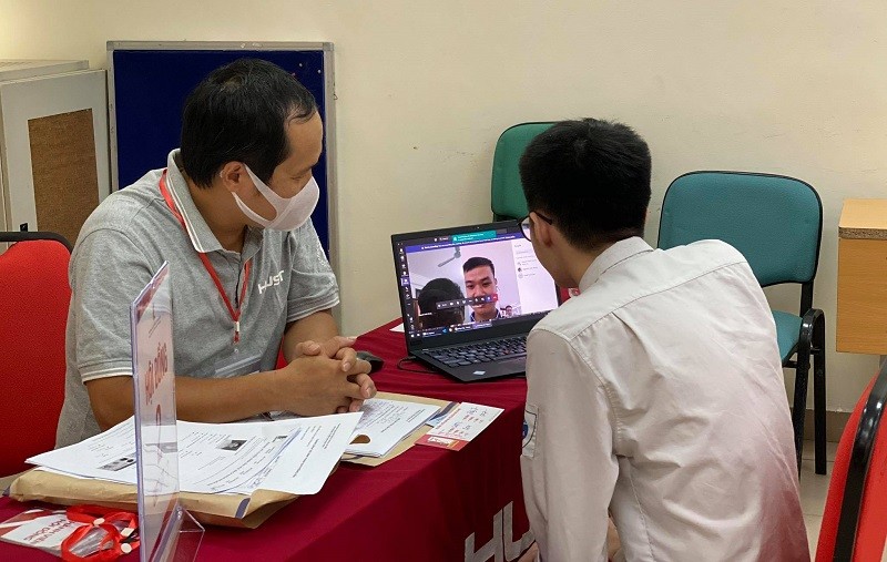 Thí sinh chuẩn bị tham gia phỏng vấn trực tuyến vào Trường ĐH Bách khoa Hà Nội.