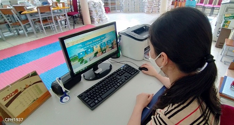 Cán bộ Trường Tiểu học Nguyễn Tri Phương theo dõi phần mềm đăng ký tuyển sinh.