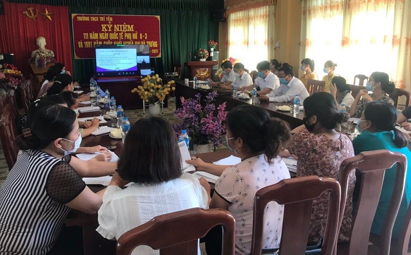 Tập huấn GV theo CT, SGK mới tại điểm cầu Trường Tiểu học Trí Yên (Yên Dũng – Bắc Giang). Ảnh: NTCC