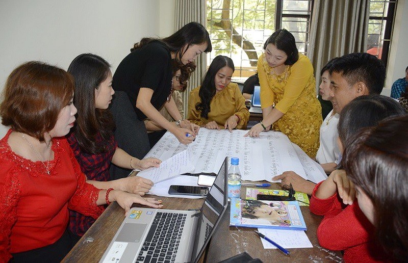 TS Phạm Kiều Anh (người đứng bên phải) – giảng viên sư phạm cốt cán hướng dẫn học viên làm bài tập nhóm.