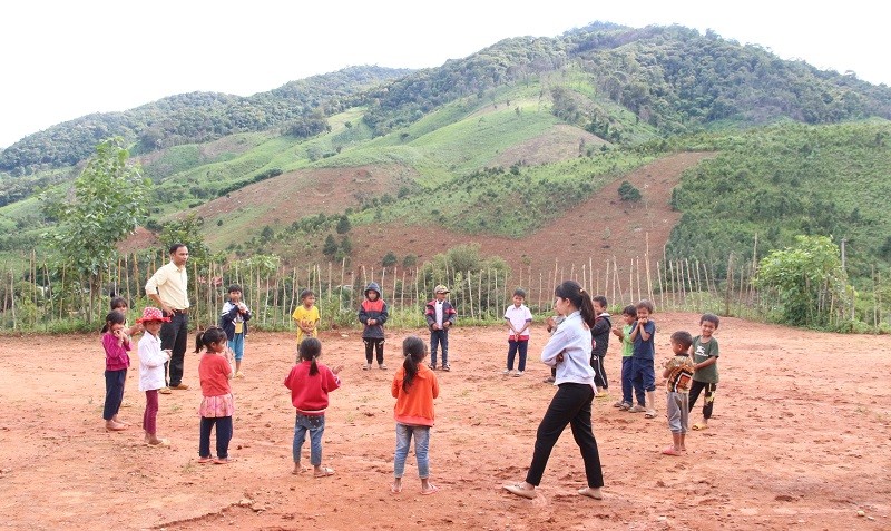 Học sinh tiểu học ở huyện Tu Mơ Rông (Kon Tum) trong giờ ngoại khoá.
