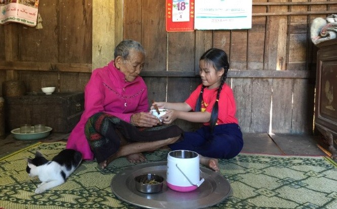 Học sinh Trường Tiểu học Hướng Phùng (Hướng Hóa - Quảng Trị) thăm Mẹ Việt Nam Anh hùng Hồ Thị Miết.