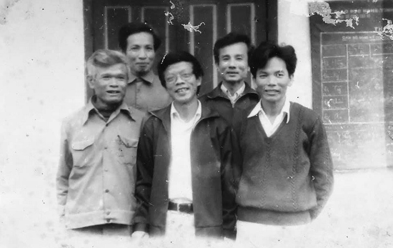 Các thầy giáo trường cấp 3 Tân Kỳ (Nghệ An) nhập ngũ vào chiến trường miền Nam.