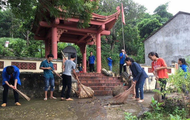 Học sinh Trường THCS Dân Tiến (Võ Nhai, Thái Nguyên) chăm sóc di tích lịch sử trên địa bàn.