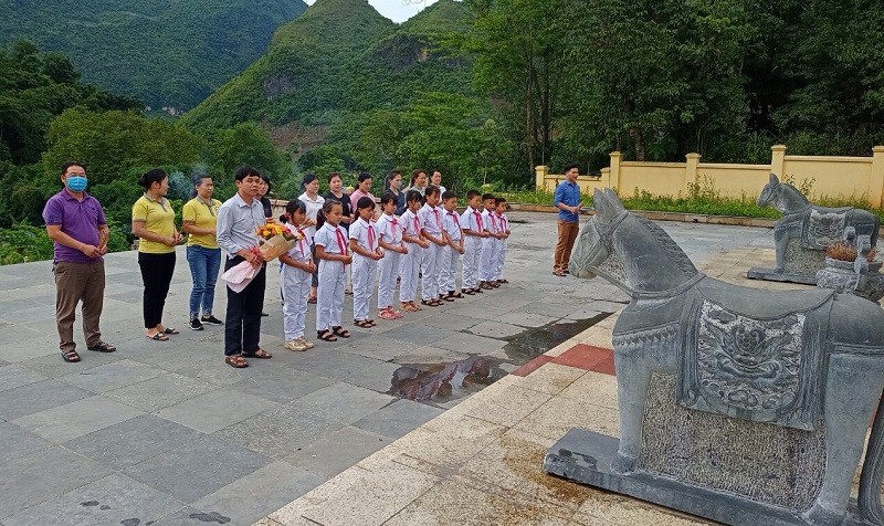 Một buổi dâng hương tưởng niệm Anh hùng liệt sĩ Vừ A Dính do Trường Tiểu học Pú Nhung tổ chức.