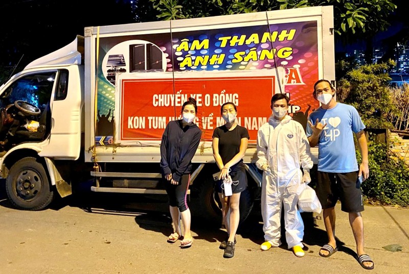 Duy Thanh (mặc đồ bảo hộ) cùng nhóm tiếp nhận rau, củ hỗ trợ tại TP Hồ Chí Minh.