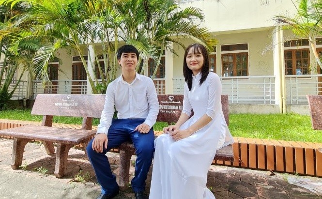 Em Võ Thị Kim Anh cùng thầy giáo chủ nhiệm Hoàng Văn Lập trong buổi chụp ảnh kỷ yếu tại trường sáng 26/7.